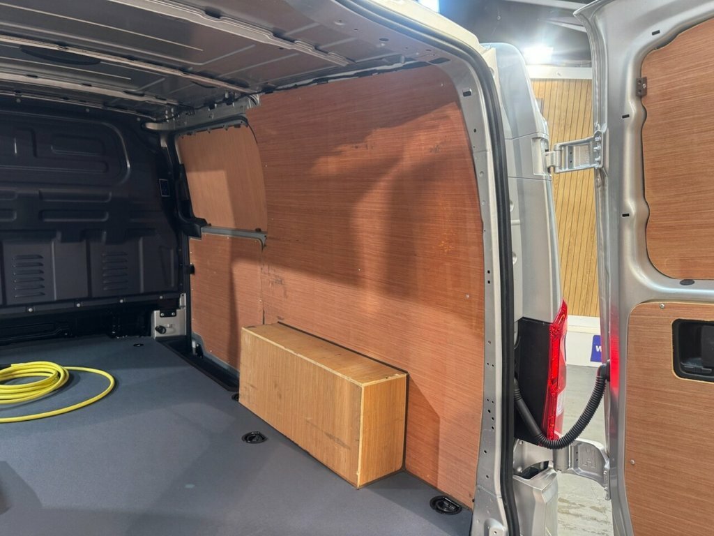 Mercedes-Benz eVito 100Kwh Premium Tourer Double Cab Silver #11