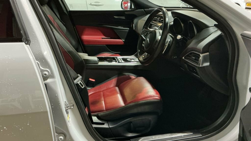 Jaguar XE 2L R-sport PX68UKD White #4