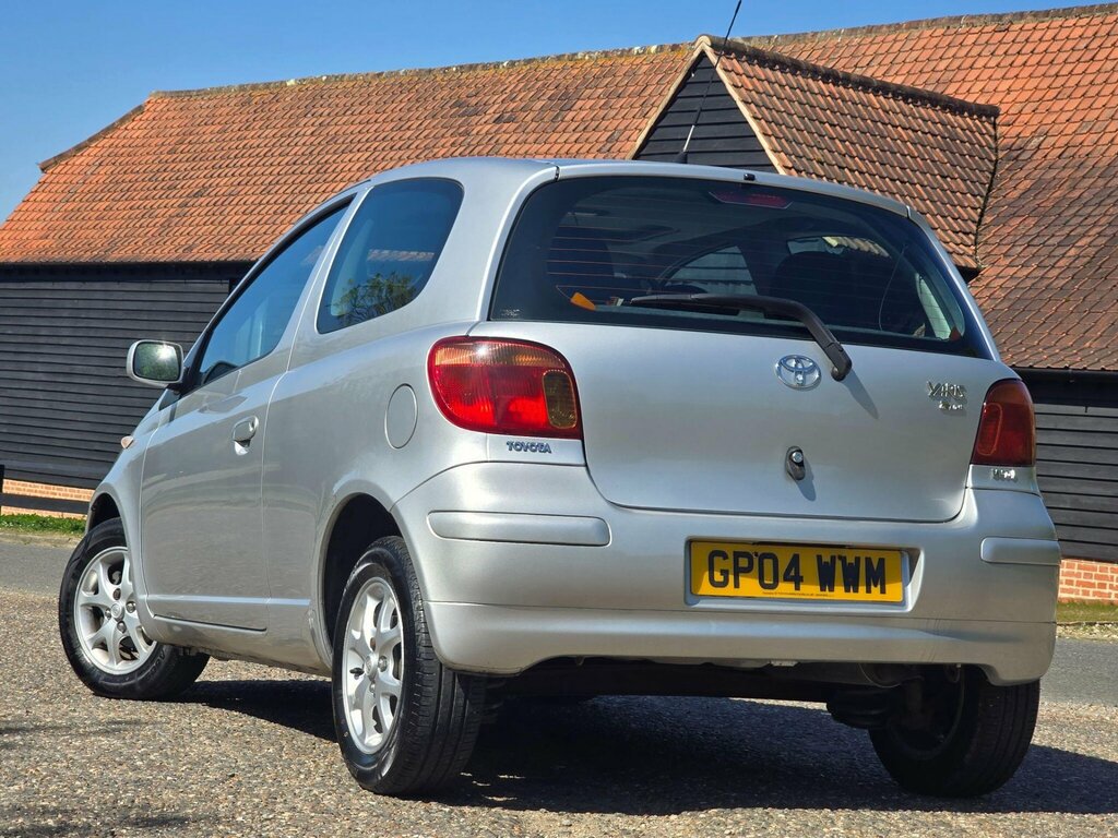 Toyota Yaris 1.3 Vvt-i T Spirit Silver #2