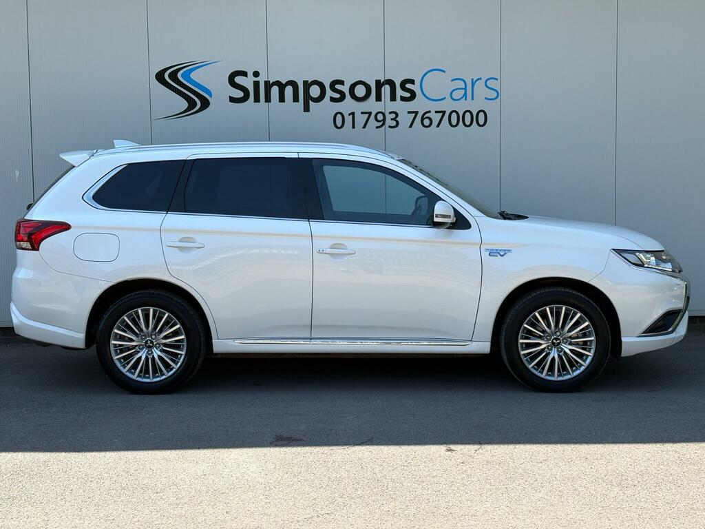 Mitsubishi Outlander 2.4H Twinmotor 13.8Kwh Dynamic Suv Plug White #3