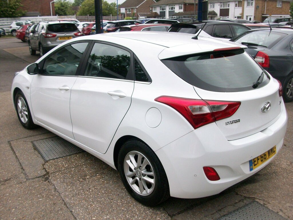 Hyundai I30 1.6 Crdi Blue Drive Se Euro 6 Ss EF66WMC White #5