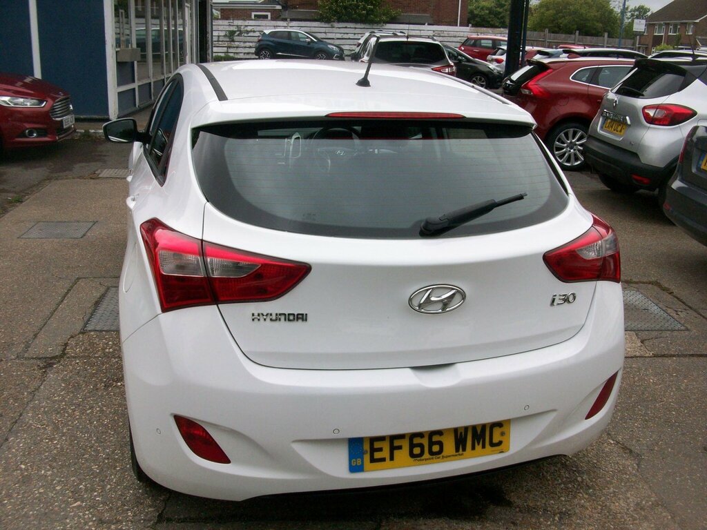 Hyundai I30 1.6 Crdi Blue Drive Se Euro 6 Ss EF66WMC White #6
