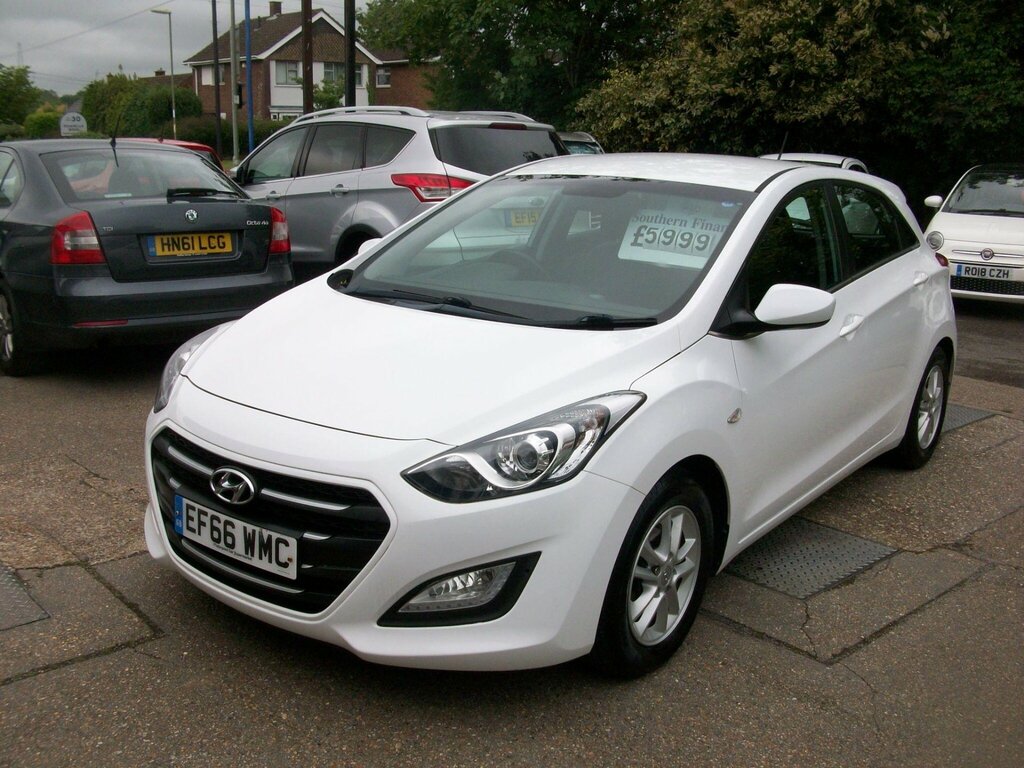 Hyundai I30 1.6 Crdi Blue Drive Se Euro 6 Ss EF66WMC White #3