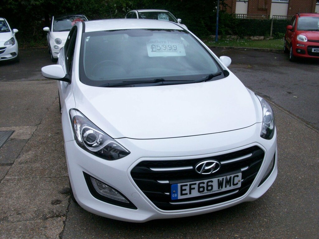 Hyundai I30 1.6 Crdi Blue Drive Se Euro 6 Ss EF66WMC White #2