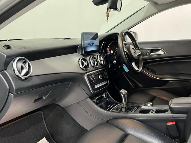 Mercedes-Benz GLA Class 2018 2.1 Gla200d Sport Executive Suv CSZ1132 Silver #4
