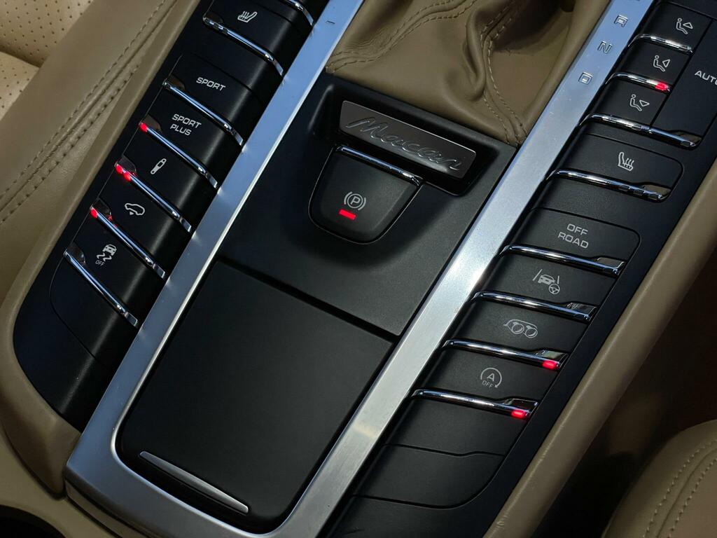 Porsche Macan Petrol LF15JXB #2