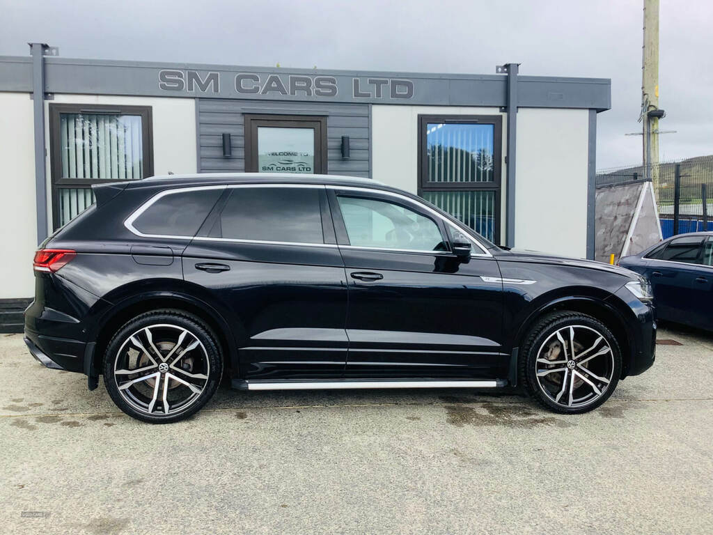 Volkswagen Touareg 3.0 V6 Tdi 4Motion 231 R-line Tip YO19HLF Black #2