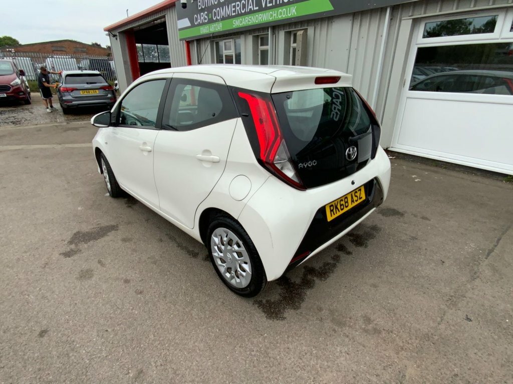 Toyota Aygo 1L X-play RK68ASZ White #6