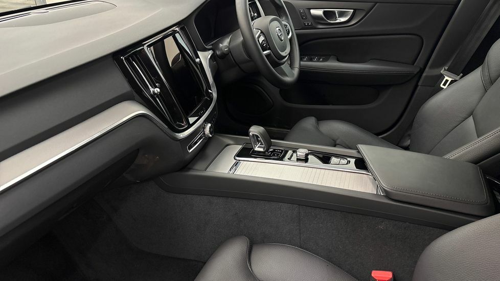 Volvo V60 Plus, B4 Mild Hybrid, Dark RJ25FYO Black #6