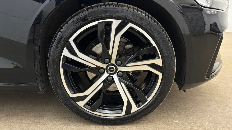 Volvo V60 Plus, B4 Mild Hybrid, Dark RJ25FYO Black #4