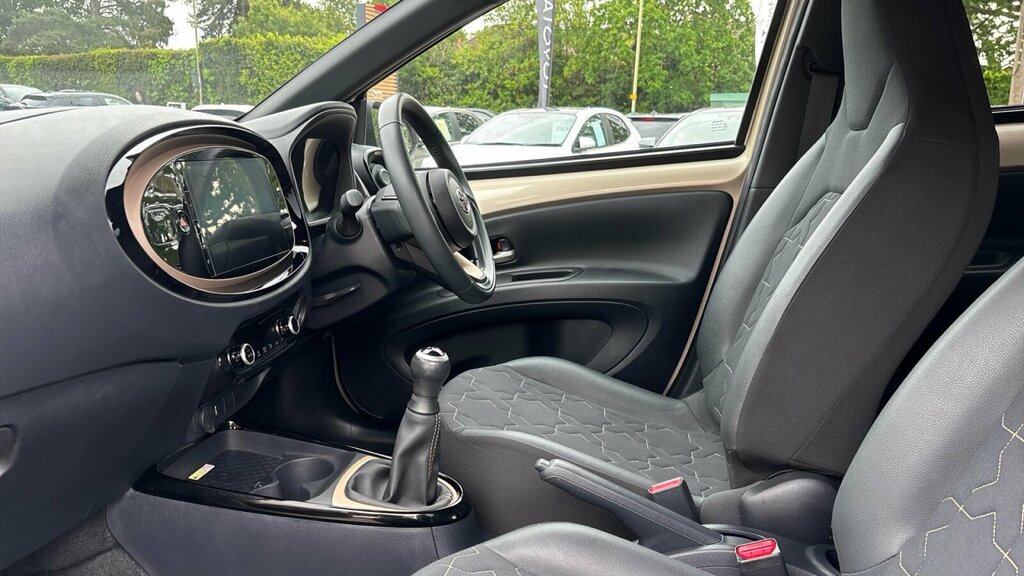 Toyota Aygo X 1.0 Vvt-i Exclusive Euro 6 Ss AO22ZVT Beige #5