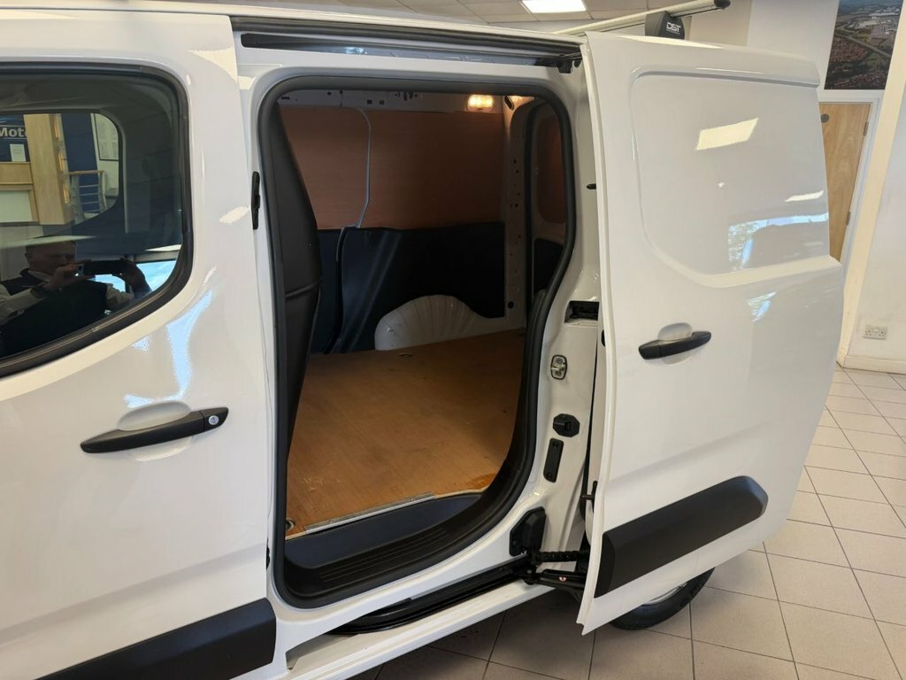 Peugeot Partner 1.5L Professional Premium FT72OHZ White #4