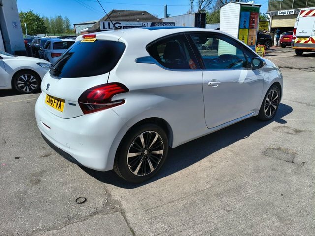 Peugeot 208 Puretech Allure Hatchback SX16FVA White #5