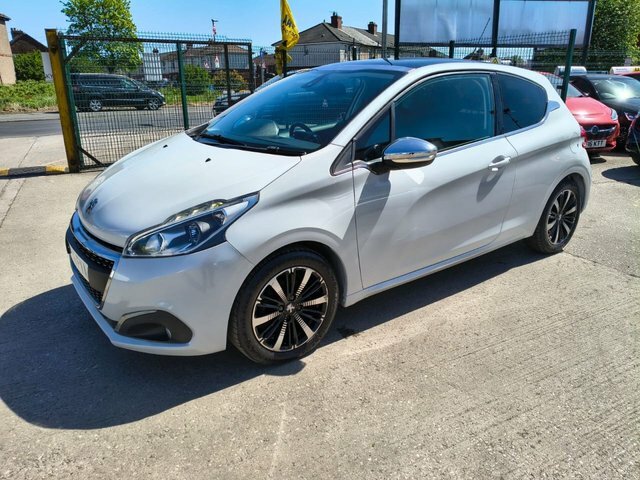 Peugeot 208 Puretech Allure Hatchback White