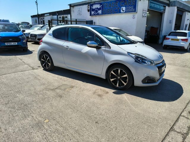 Peugeot 208 Puretech Allure Hatchback White