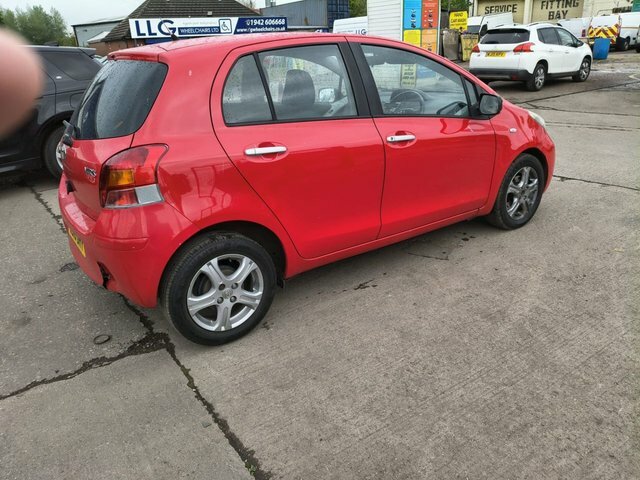 Toyota Yaris Dual Vvt-i Tr Hatchback NJ10GHY Red #3