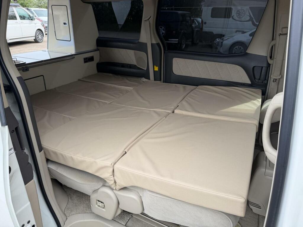 Toyota Alphard Mpv 200555 White #5