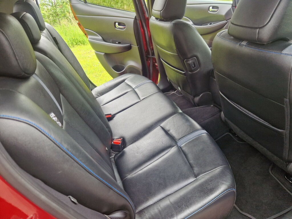 Nissan Leaf Tekna Red #6
