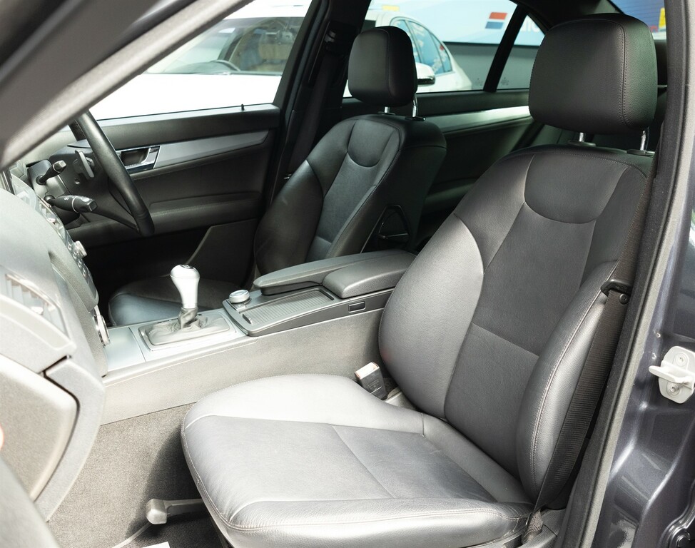 Mercedes-Benz C Class Saloon 1.8 Black #28