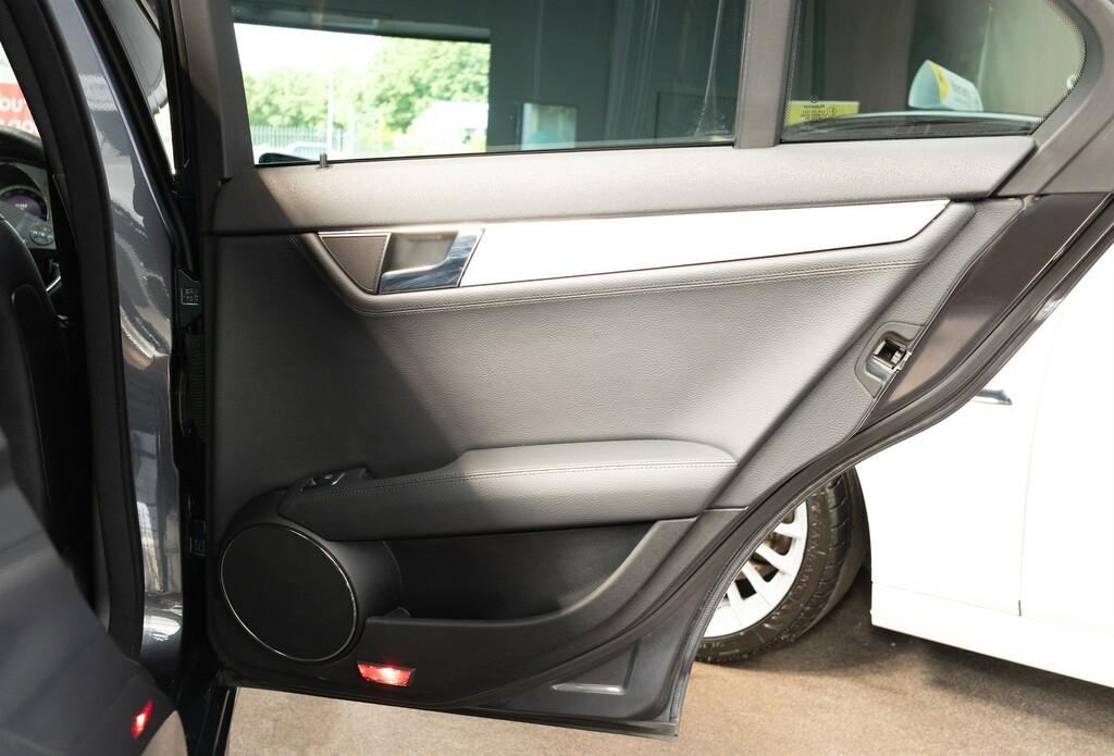 Mercedes-Benz C Class Saloon 1.8 Black #26
