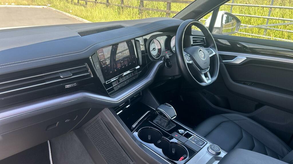 Volkswagen Touareg 3.0 Tdi V6 R-line Tiptronic 4Motion Euro 6 Ss 5 KK19WVZ White #2