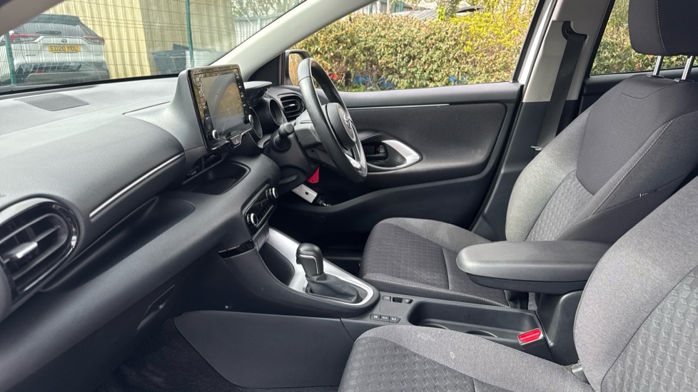 Toyota Yaris 1.5 Vvt-h Design Hatchback Hybrid E-cvt EN23KHT White #5