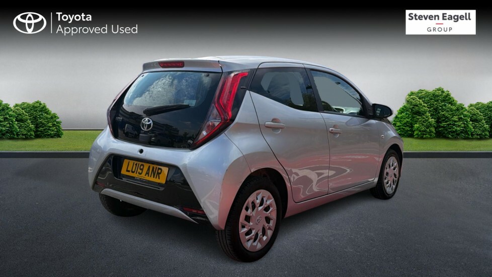 Toyota Aygo 1.0 Vvt-i X-play X-shift Euro 6 LU19ANR Silver #2