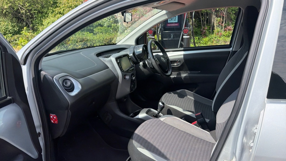 Toyota Aygo 1.0 Vvt-i X-play X-shift Euro 6 LU19ANR Silver #5