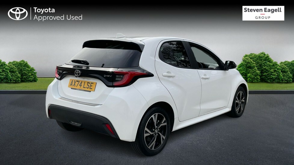 Toyota Yaris 1.5 Vvt-h Design E-cvt Euro 6 Ss AX74LSE White #2
