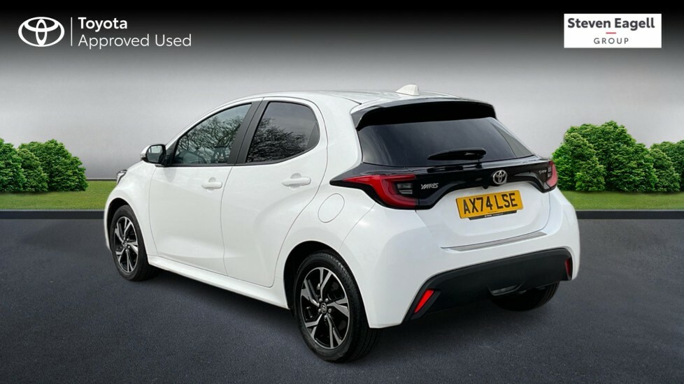 Toyota Yaris 1.5 Vvt-h Design E-cvt Euro 6 Ss AX74LSE White #4
