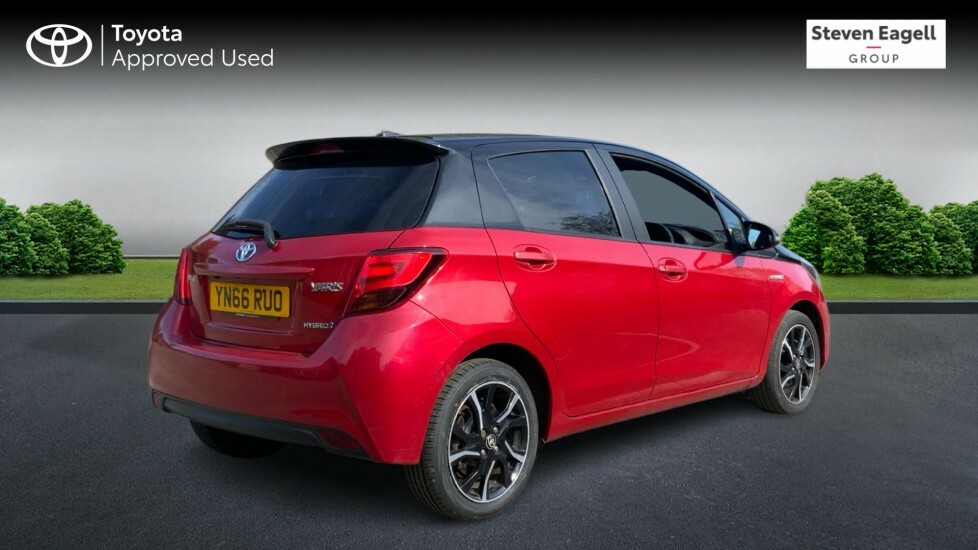 Toyota Yaris 1.5 Vvt-h Design Hatchback Hybrid E-cvt YN66RUO Red #2