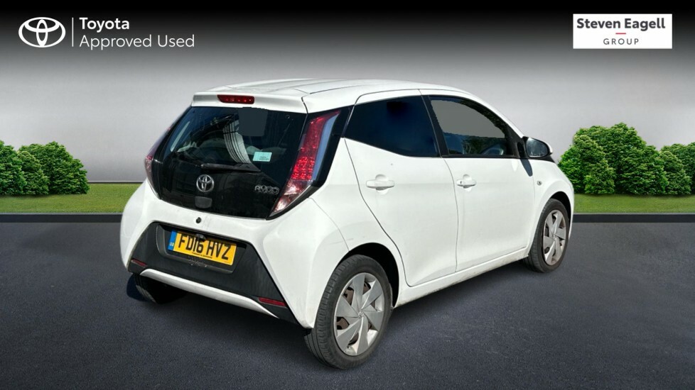 Toyota Aygo 1.0 Vvt-i X-play Hatchback X-shift Euro White #2