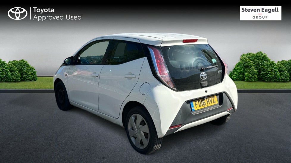 Toyota Aygo 1.0 Vvt-i X-play Hatchback X-shift Euro White #4