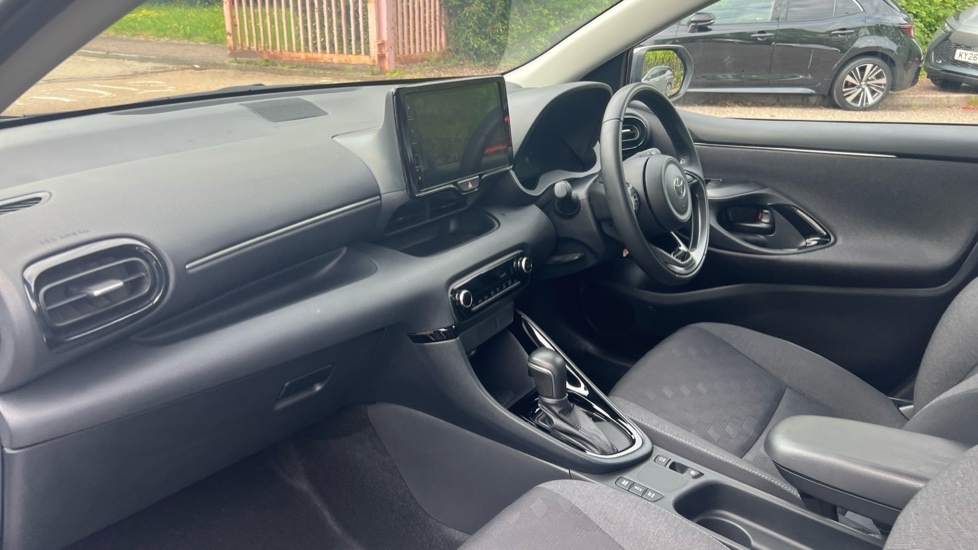 Toyota Yaris 1.5 Hybrid Design Cvt KP25TVO White #5