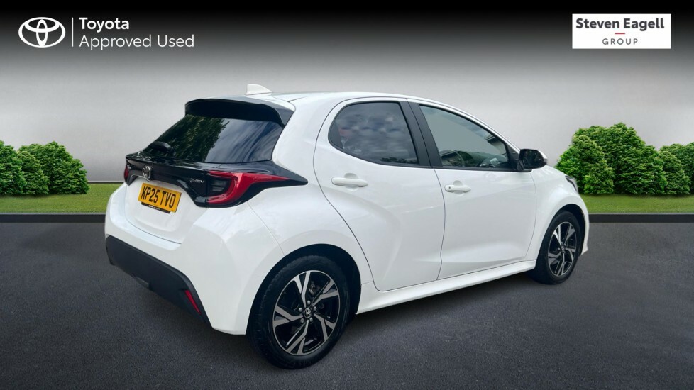 Toyota Yaris 1.5 Hybrid Design Cvt KP25TVO White #2