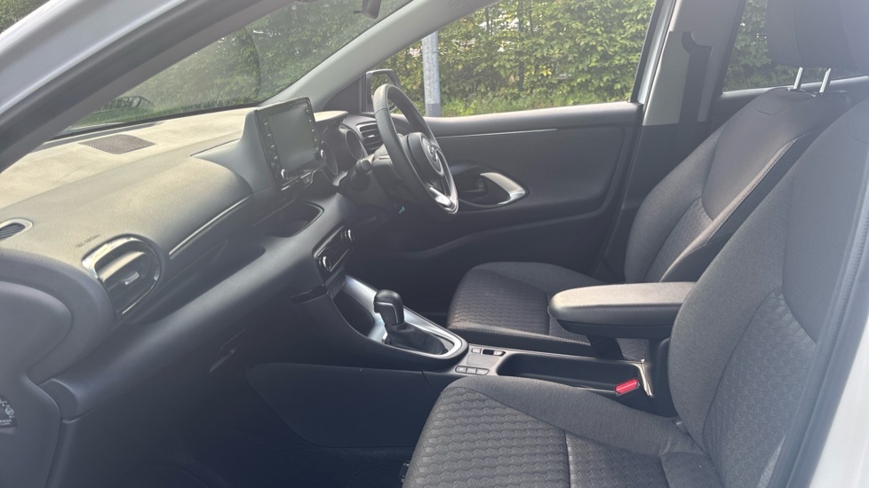 Toyota Yaris 1.5 Vvt-h Design Hatchback Hybrid E-cvt EN73WBD White #5