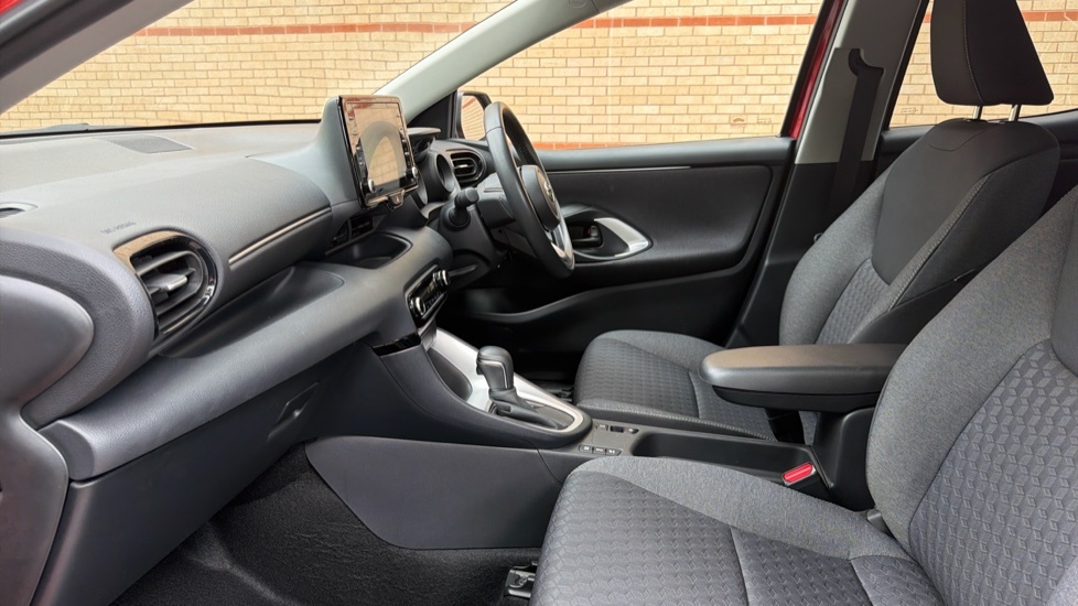 Toyota Yaris 1.5 Vvt-h Design Hatchback Hybrid E-cvt GK73UXO Red #5
