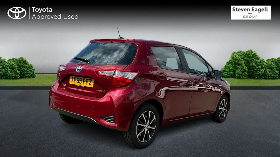 Toyota Yaris 1.5 Vvt-h Icon Tech E-cvt Euro 6 Ss AF69FFZ Red #2
