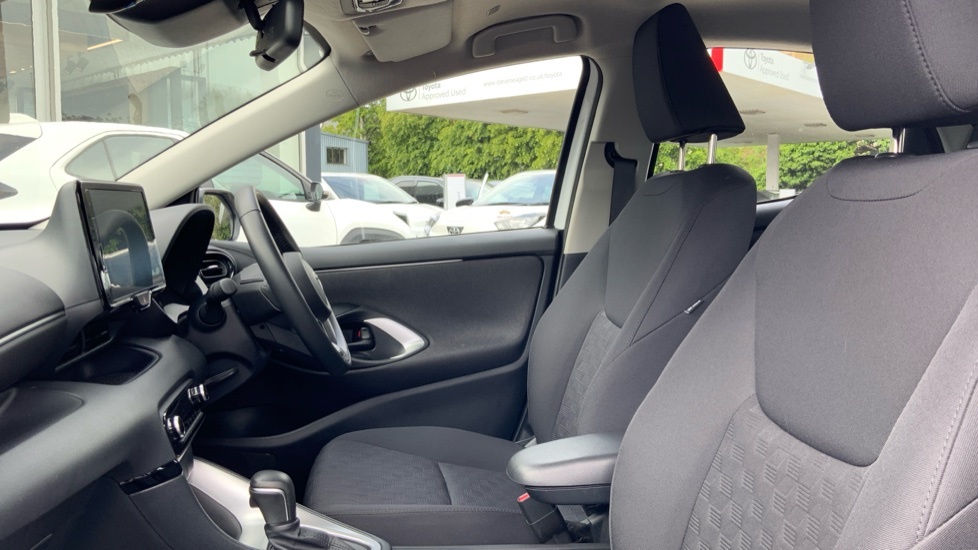 Toyota Yaris 1.5 Vvt-h Icon E-cvt Euro 6 Ss OV74YEJ White #5