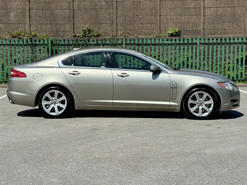 Jaguar XF Saloon 3.0 D V6 Luxury 201010 YD10FBL Gold #3