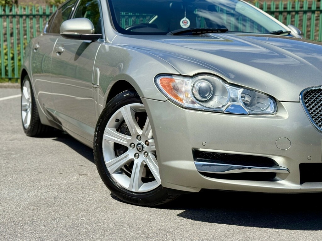 Jaguar XF Saloon 3.0 D V6 Luxury 201010 YD10FBL Gold #2
