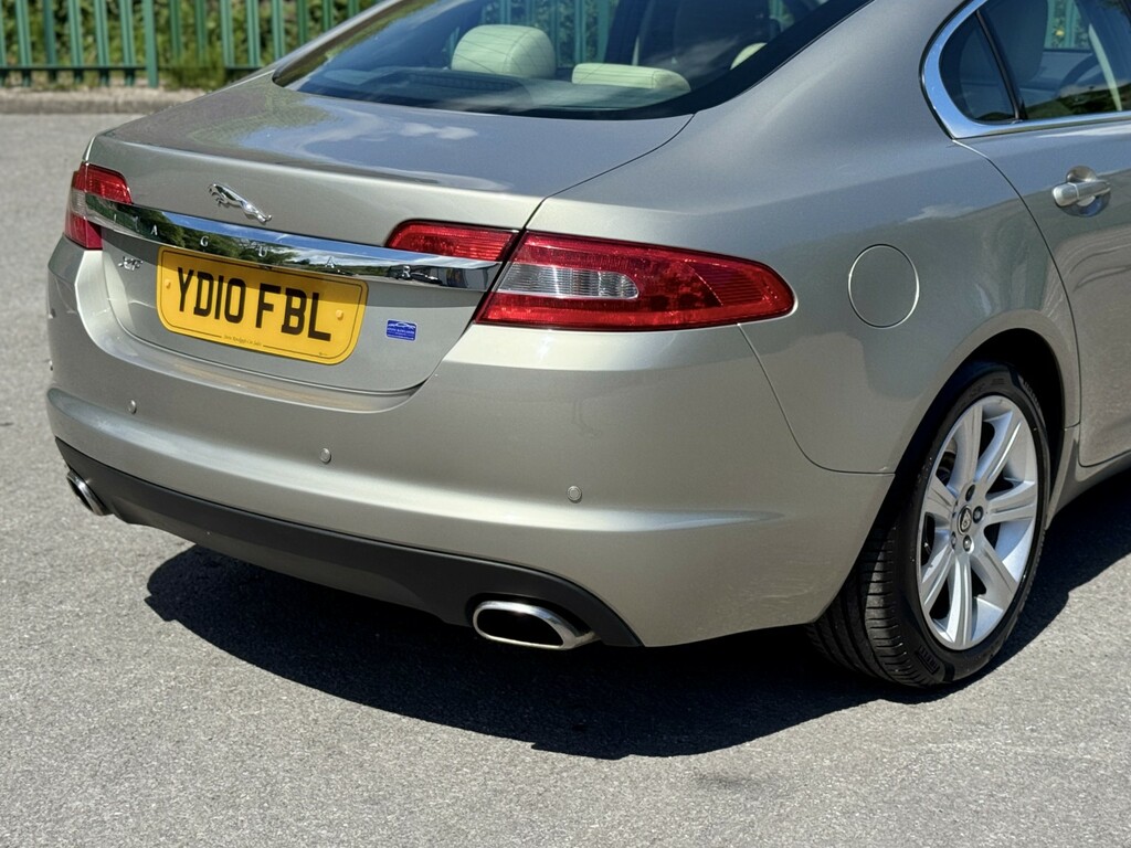 Jaguar XF Saloon 3.0 D V6 Luxury 201010 YD10FBL Gold #6