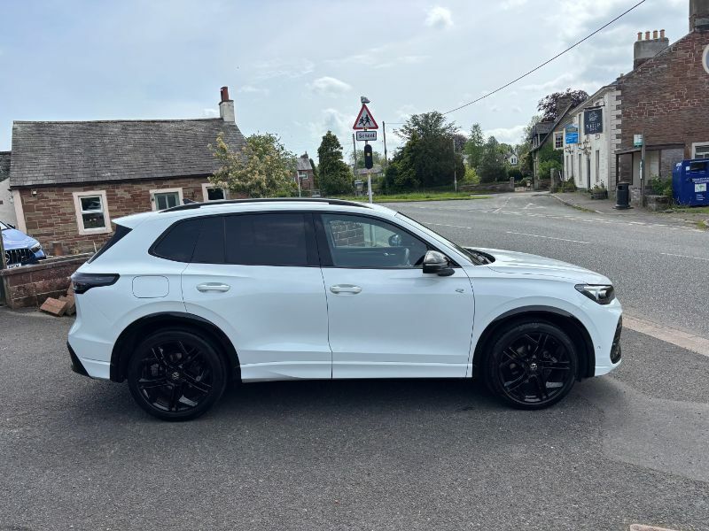 Volkswagen Tiguan 1.5 Etsi Mhev R-line Launch Edition Dsg WN24MMJ White #4