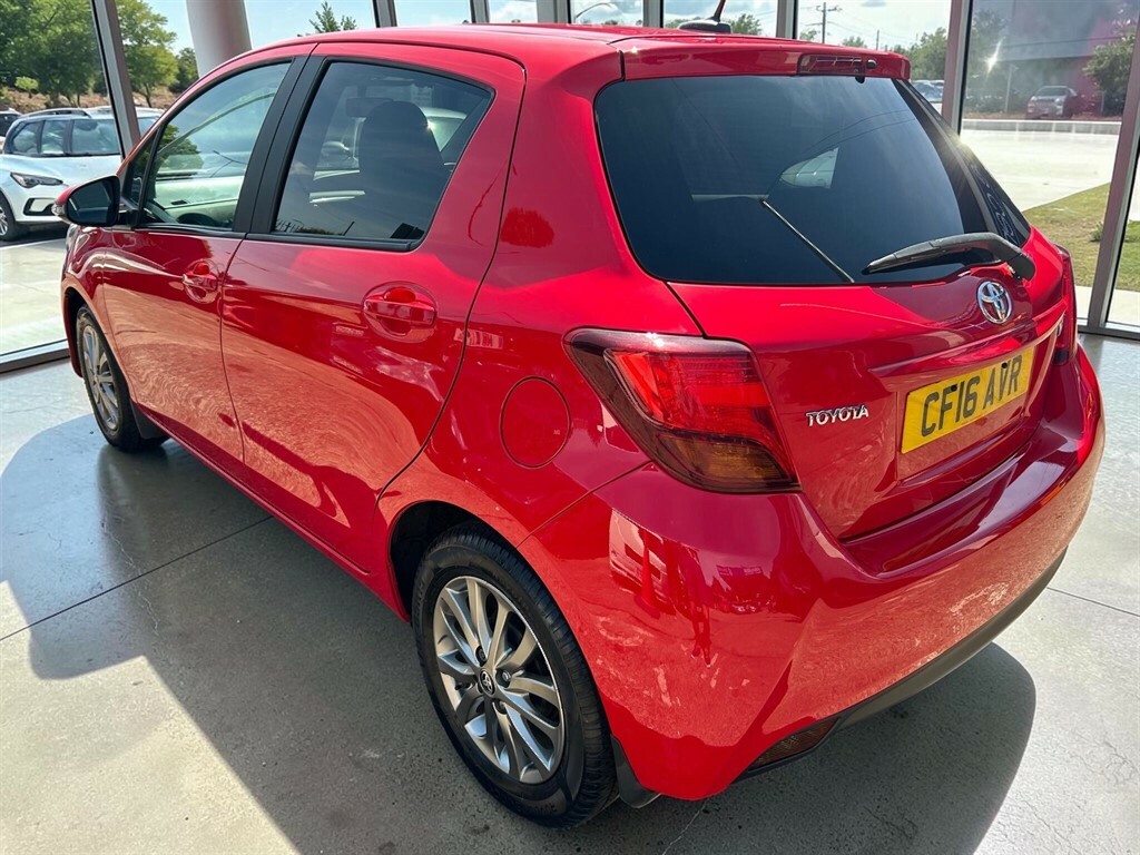 Toyota Yaris 1.0 Vvt-i Icon Euro 6 Red #4