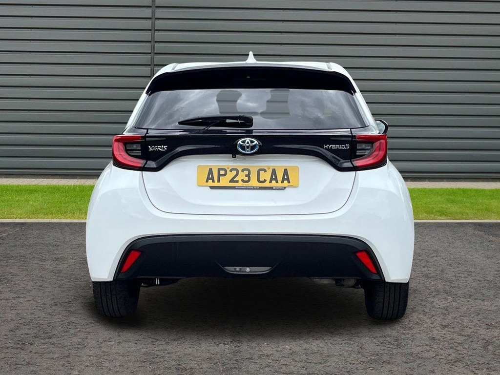 Toyota Yaris 1.5 Vvt-h Design Hatchback Hybrid E Cvt AP23CAA White #4