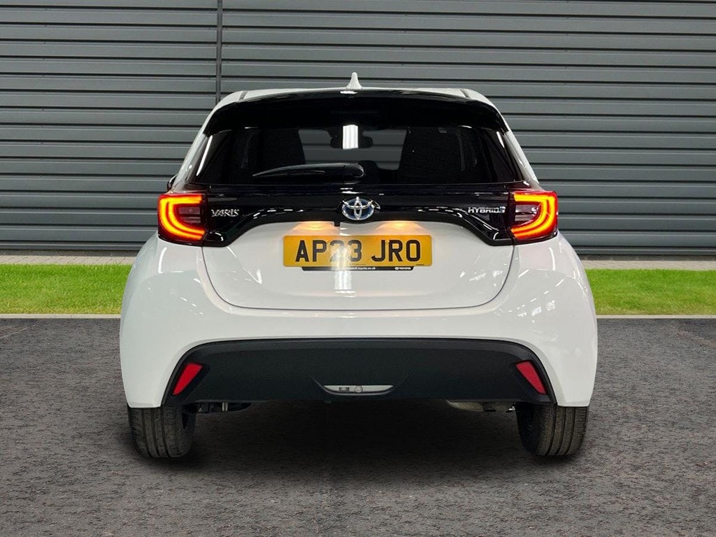 Toyota Yaris 1.5 Vvt-h Design Hatchback Hybrid E Cvt AP23JRO White #4