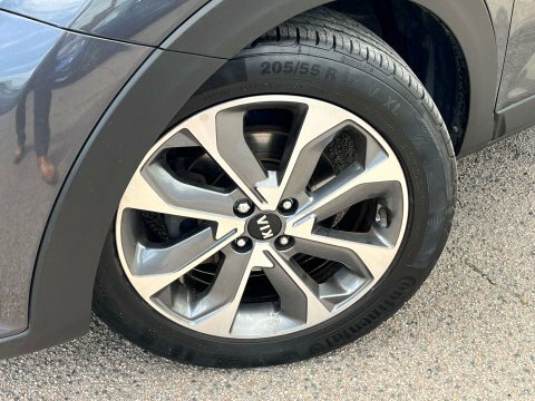 Kia Stonic Suv GJ69DPX Grey #3