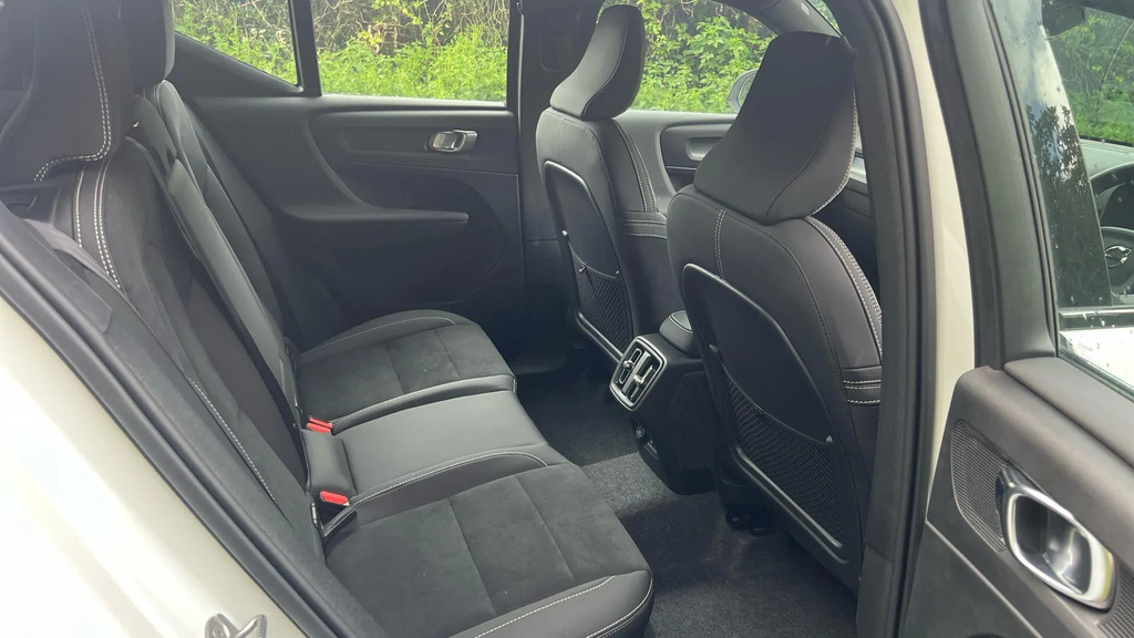 Volvo XC40 2.0 B4p Plus Dark SH25VOF #6