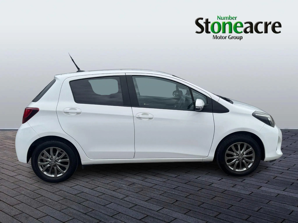 Toyota Yaris 1.33 Dual Vvt-i Icon Hatchback SL16WHK White #2