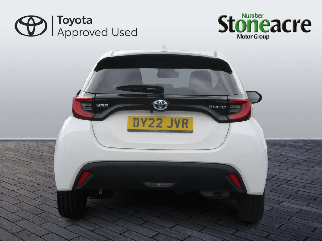 Toyota Yaris 1.5 Hybrid Design DY22JVR White #4